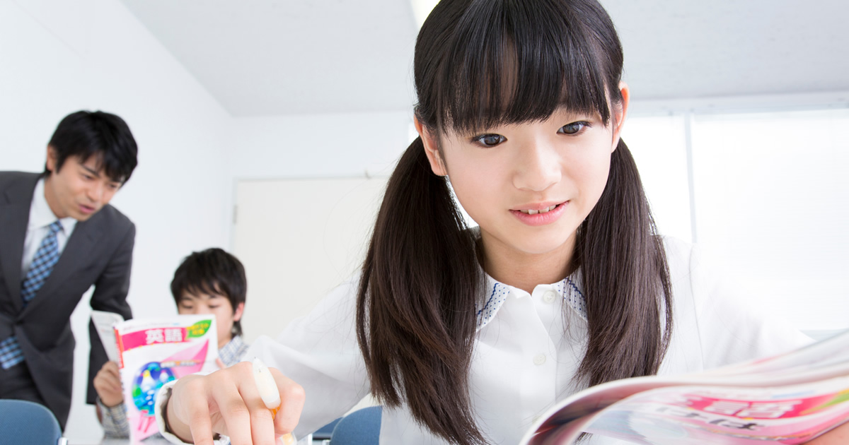 小学生の塾はいつから通えばいい？目的別のタイミングと塾選びのポイントをご紹介
